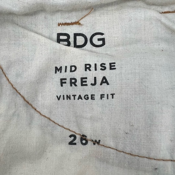 BDG Freja Mid Rise Vintage Fit Cut Off Embellished Jean Shorts Size 26 W - Picture 4 of 8